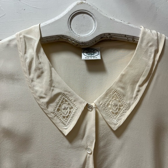 LAURA ASHLEY – Silk Blouse with Embroidered Collar (Size Estimated size 22) - Picture 4 of 9